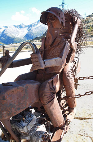 Skulptur mit Korrosionsspuren am Grimselpass
